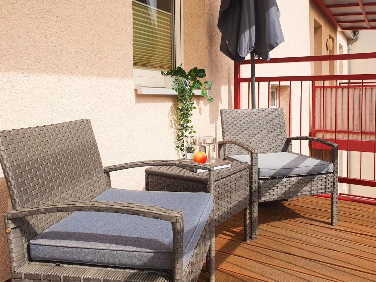 Image 2 of 2 Zimmer, Bett und Schlafsofa, Balkon, Waschmaschine L