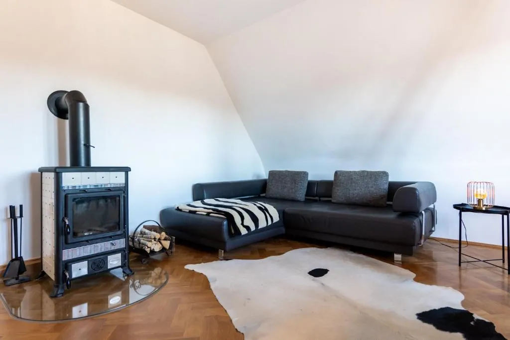 Image of Doppelhaus- Villa Leipzig Schleußig , moderner Altbau Apartment Dachetage mit 2 Schlafzimmern und separatem Zusatzzimmer , Parkplatz – Balkon – Kamin – Eicheparkett – Arbeitsplatz