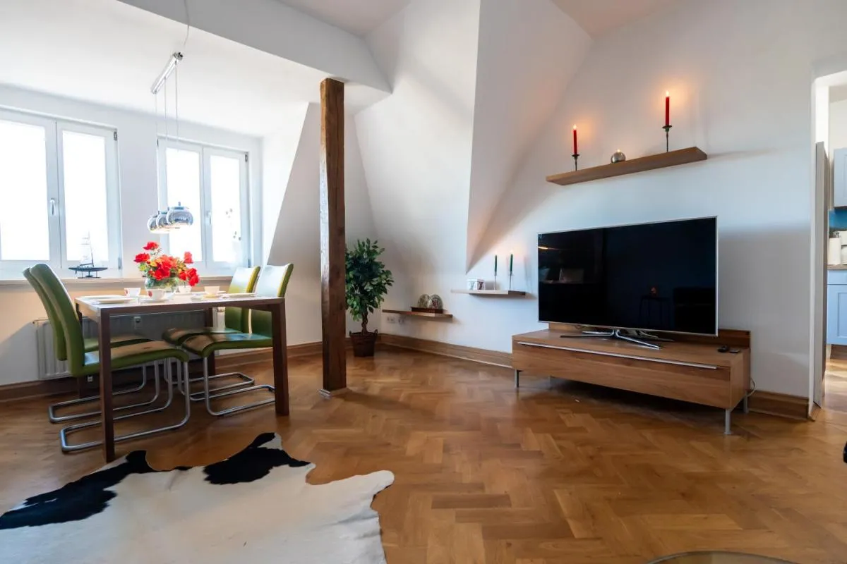 Image 4 of Doppelhaus- Villa Leipzig Schleußig , moderner Altbau Apartment Dachetage mit 2 Schlafzimmern und separatem Zusatzzimmer , Parkplatz – Balkon – Kamin – Eicheparkett – Arbeitsplatz