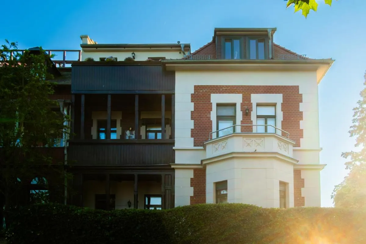 Image 5 of Doppelhaus- Villa Leipzig Schleußig , moderner Altbau Apartment Dachetage mit 2 Schlafzimmern und separatem Zusatzzimmer , Parkplatz – Balkon – Kamin – Eicheparkett – Arbeitsplatz