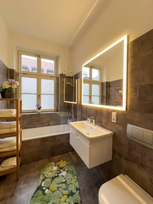 Image 6 of Exklusives Leipzig City Apartment Flowers