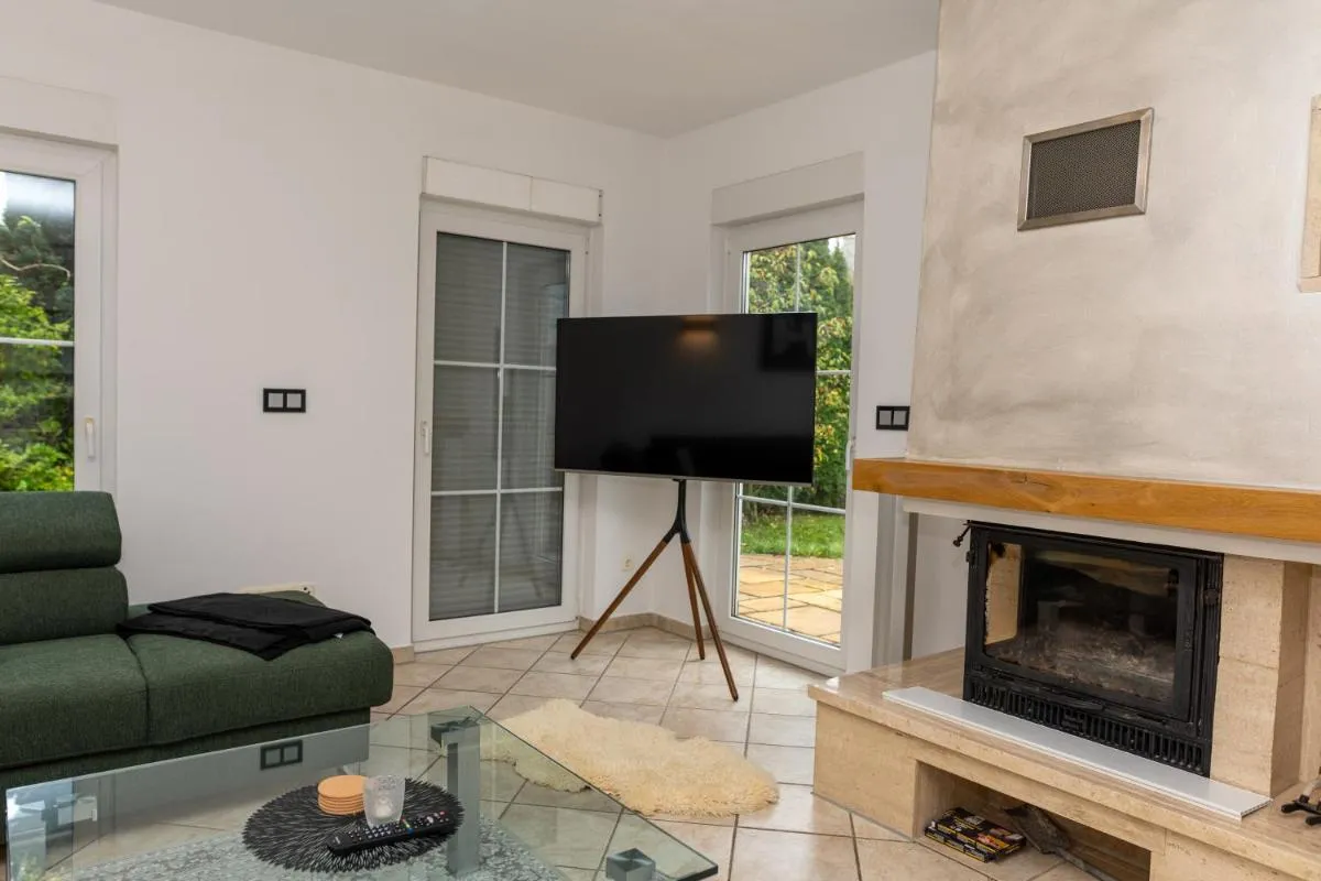 Image 2 of Ganzes Ferienhaus in Leipzig mit Garage und Fußbodenheizung