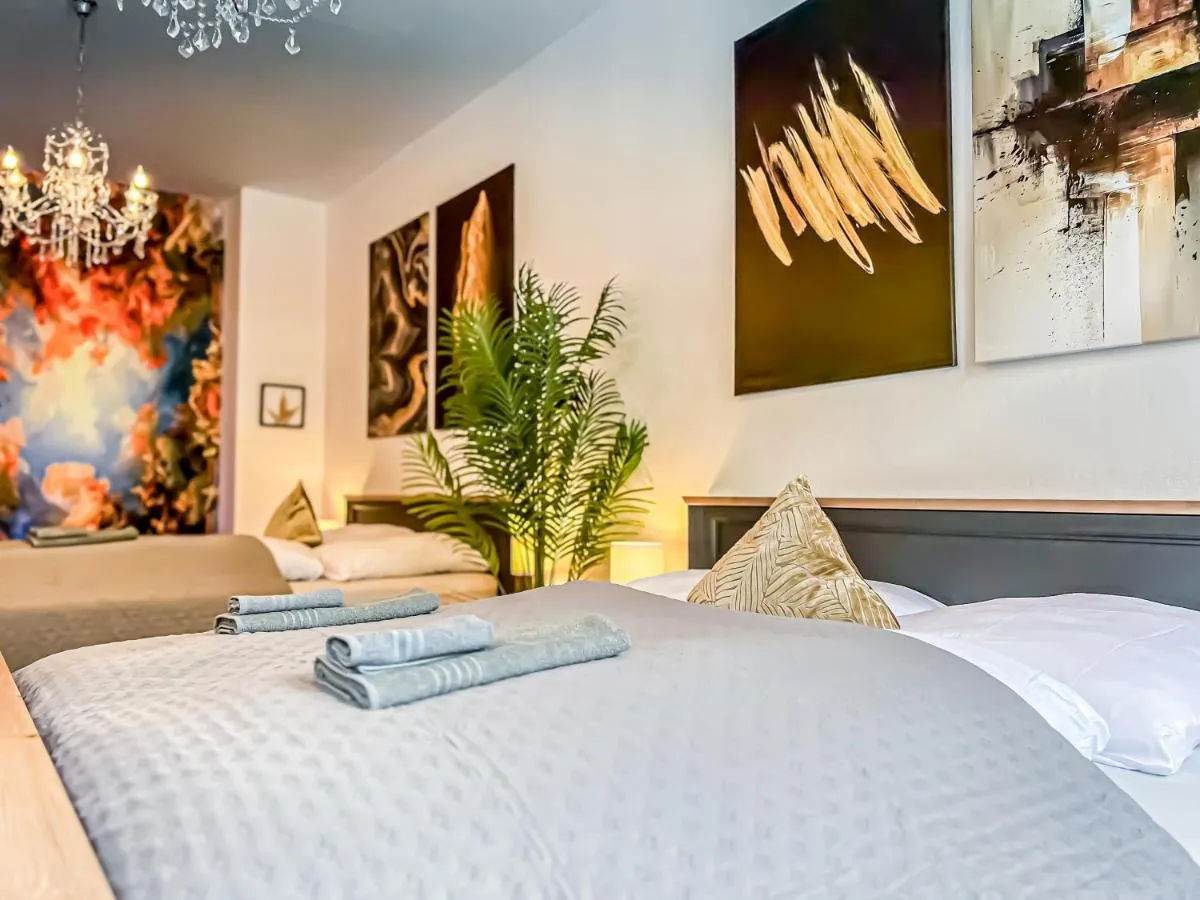 Image 5 of Große 3 Schlafzimmer Unterkunft mit Küche, Bad, Waschmaschine & Balkon am Zoo