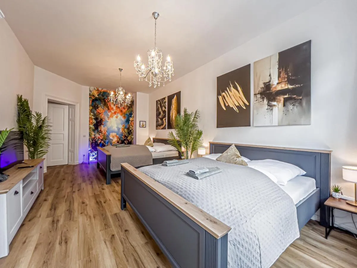 Image 1 of Große 3 Schlafzimmer Unterkunft mit Küche, Bad, Waschmaschine & Balkon am Zoo