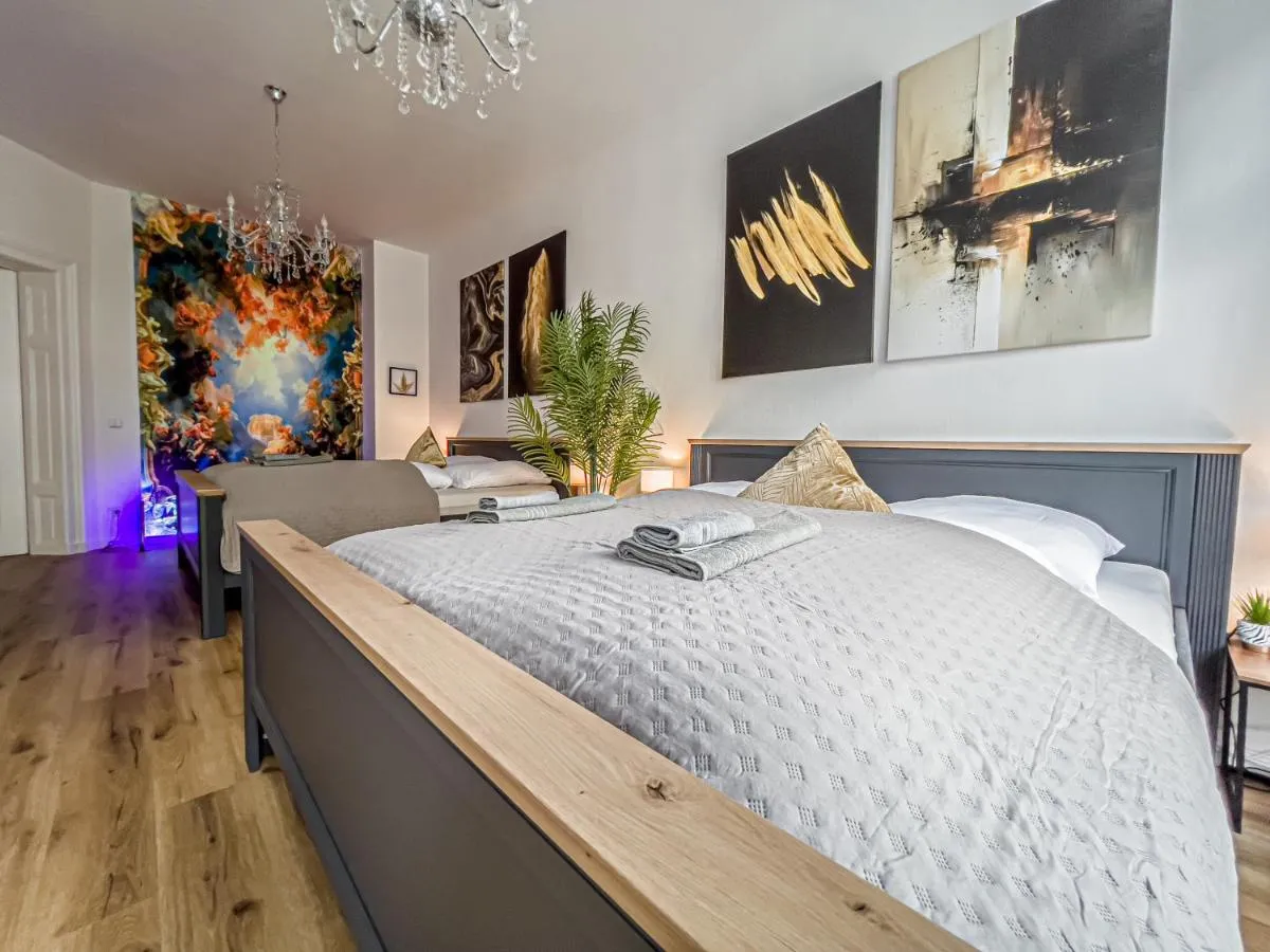 Image 6 of Große 3 Schlafzimmer Unterkunft mit Küche, Bad, Waschmaschine & Balkon am Zoo