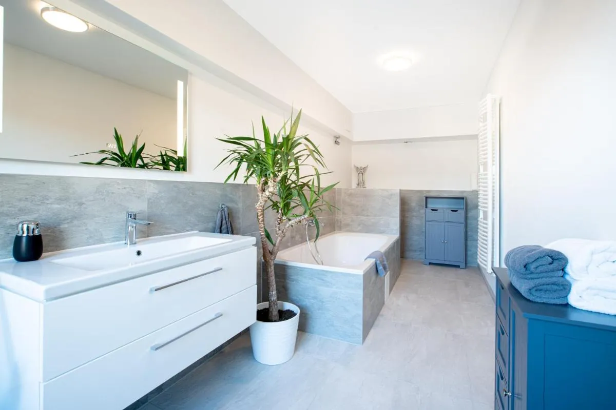 Image 2 of Gwuni Mopera