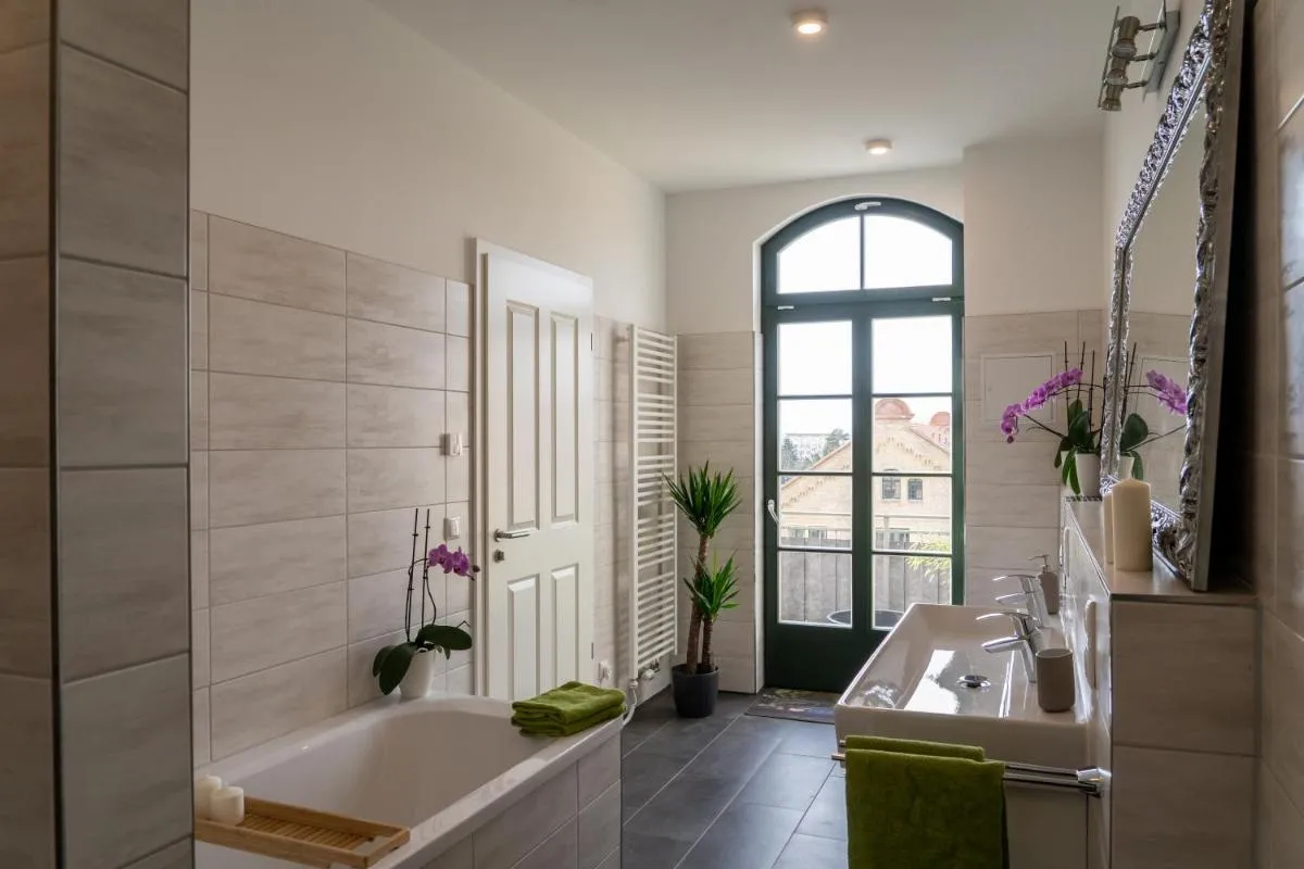 Image 1 of König Albert Residenz nahe BMW , Porsche , DHL und Messe