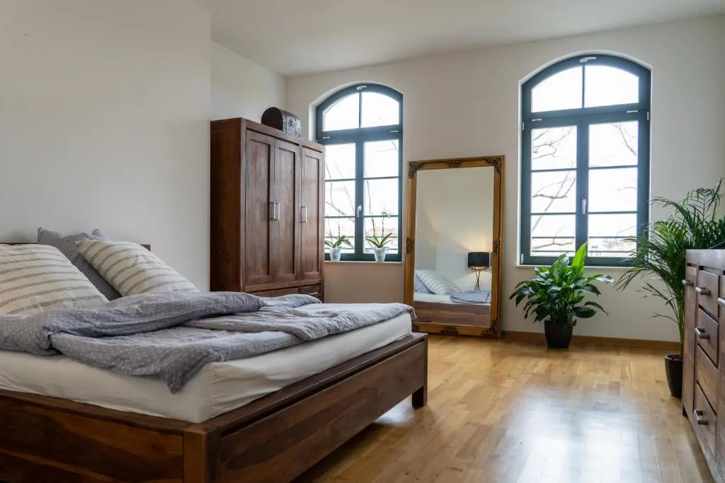 Image of König Albert Residenz nahe BMW , Porsche , DHL und Messe