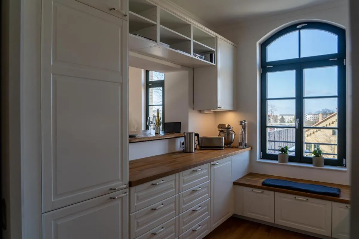 Image 2 of König Albert Residenz nahe BMW , Porsche , DHL und Messe