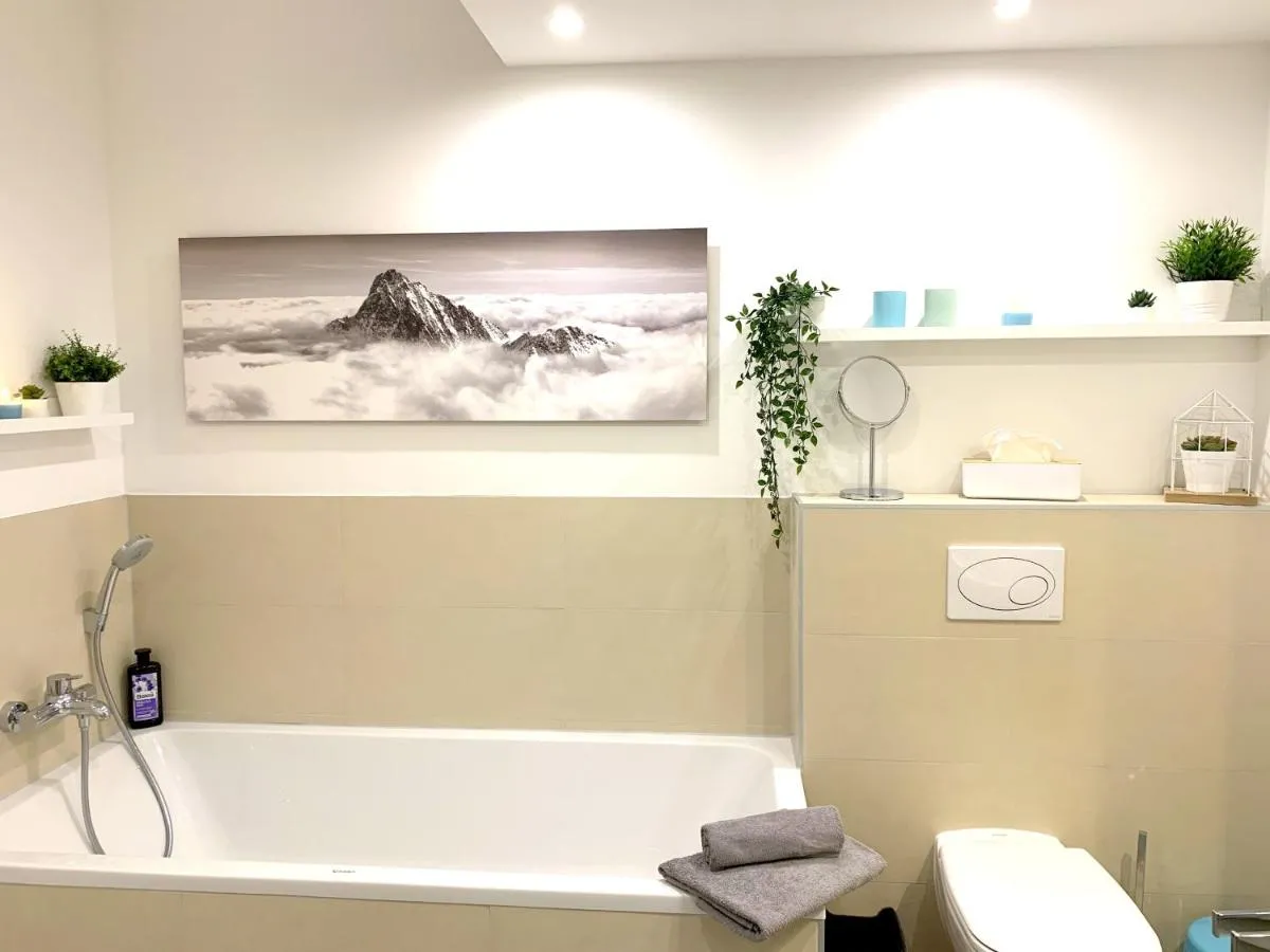 Image 2 of Moderne Ferienwohnung mit bodentiefer Dusche, Waschmaschine und Küche – “Hoffi”