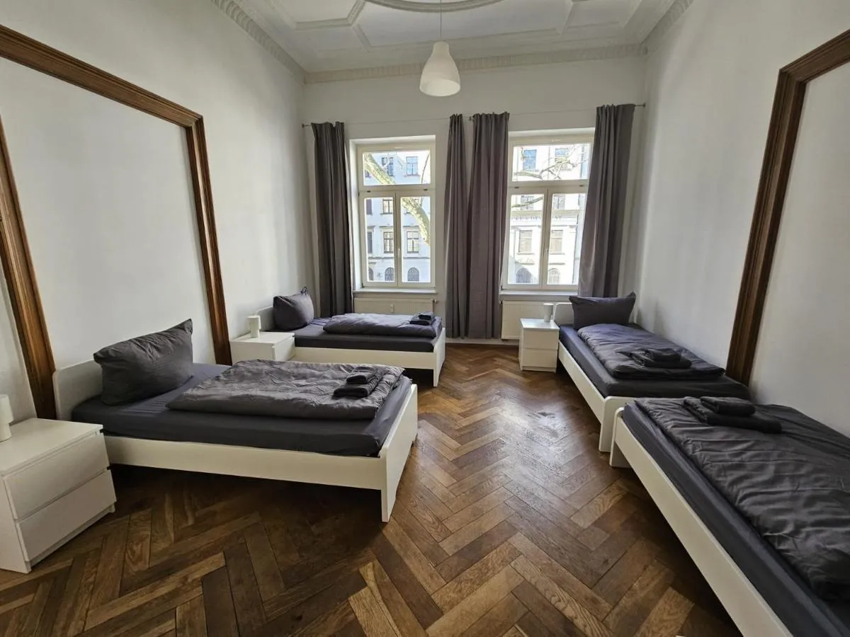 Image 1 of Sehr große Unterkunft mit 6 Schlafzimmern, Küche, Bad und großem Wohnzimmer im Herzen von Leipzig