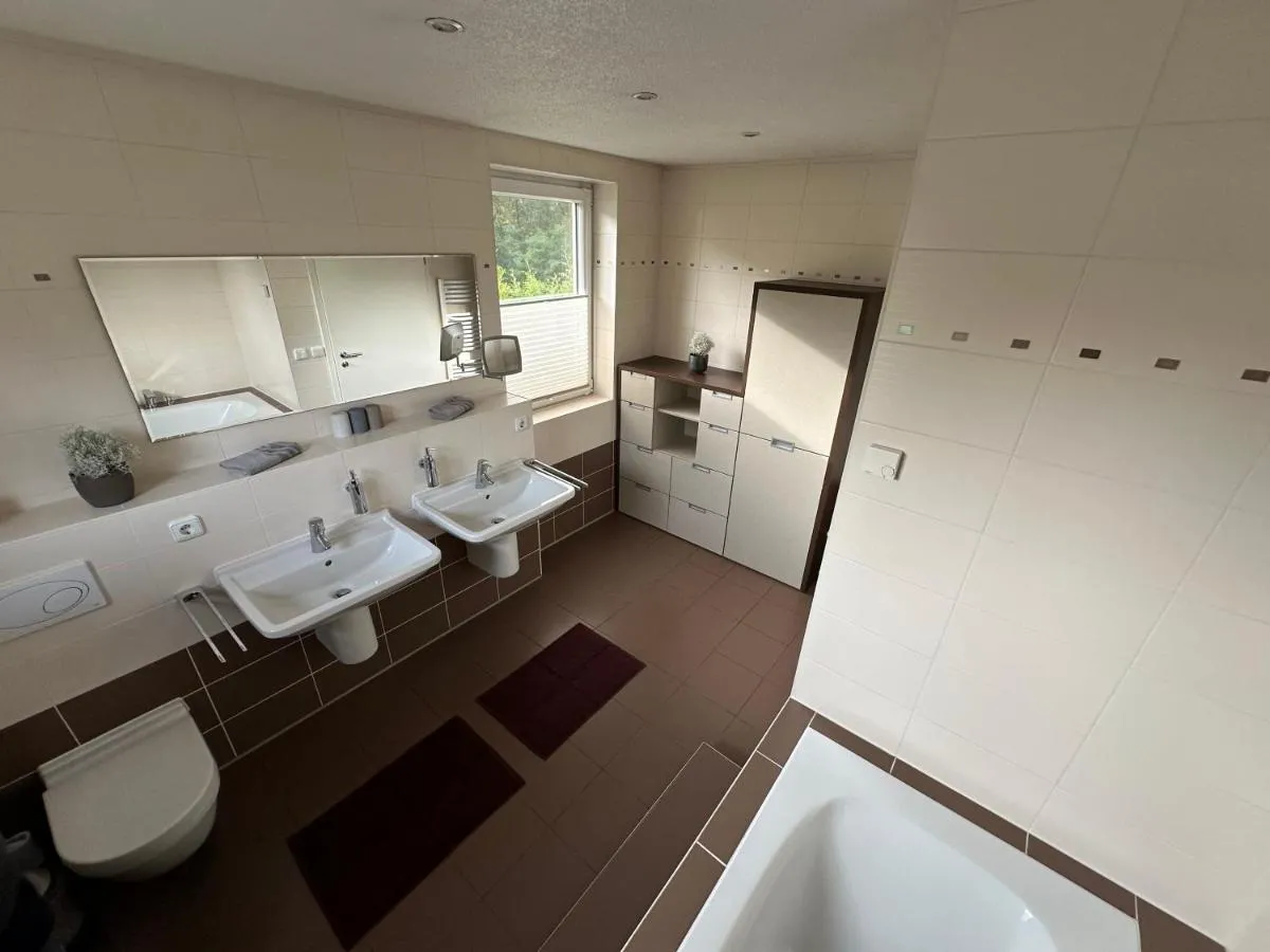 Image 2 of Stadtvilla in Leipzig 7 Personen 3 Schlafzimmer 2 Bäder Garten und Terrasse zentral gelegen Messe Innenstadt Seen