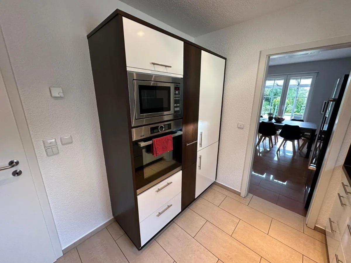 Image 3 of Stadtvilla in Leipzig 7 Personen 3 Schlafzimmer 2 Bäder Garten und Terrasse zentral gelegen Messe Innenstadt Seen