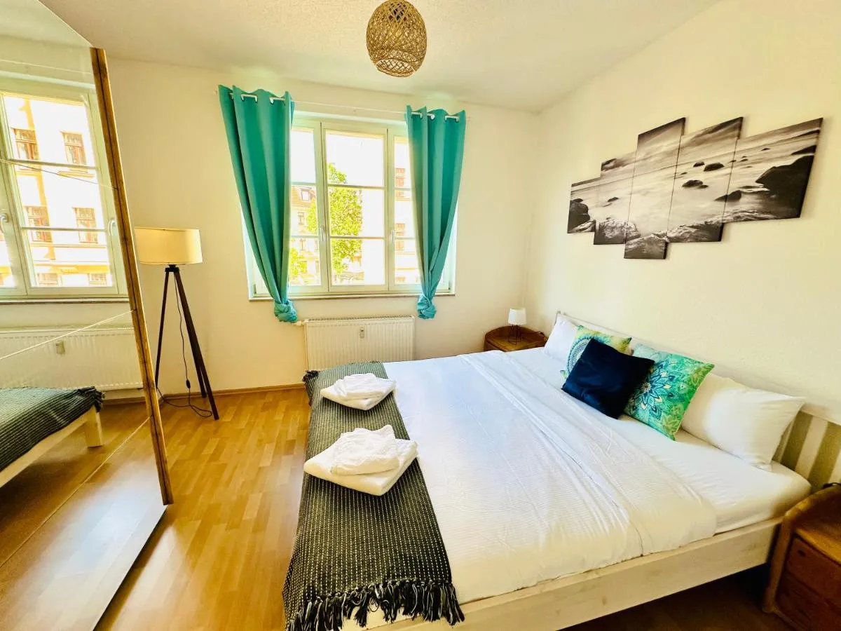 Image 1 of Stötteritz Holiday Apartment – 3 Rooms – 6 People – 5 beds – Balcony – Great public transport 11 minutes to the city