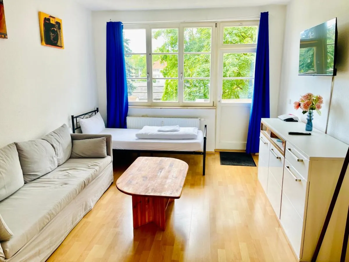 Image 4 of Stötteritz Holiday Apartment – 3 Rooms – 6 People – 5 beds – Balcony – Great public transport 11 minutes to the city