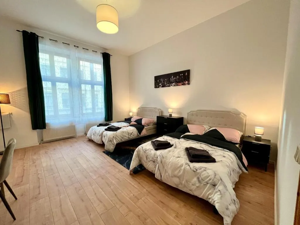 Image of Zu Fuß ins Zentrum, nahe Arena