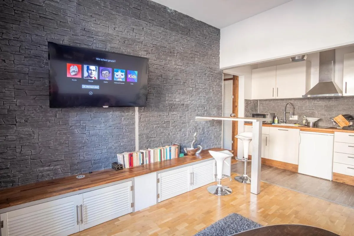 Image 3 of feelgoodflats DESIGN Apartment in city center, central station close with Netflix und workplace